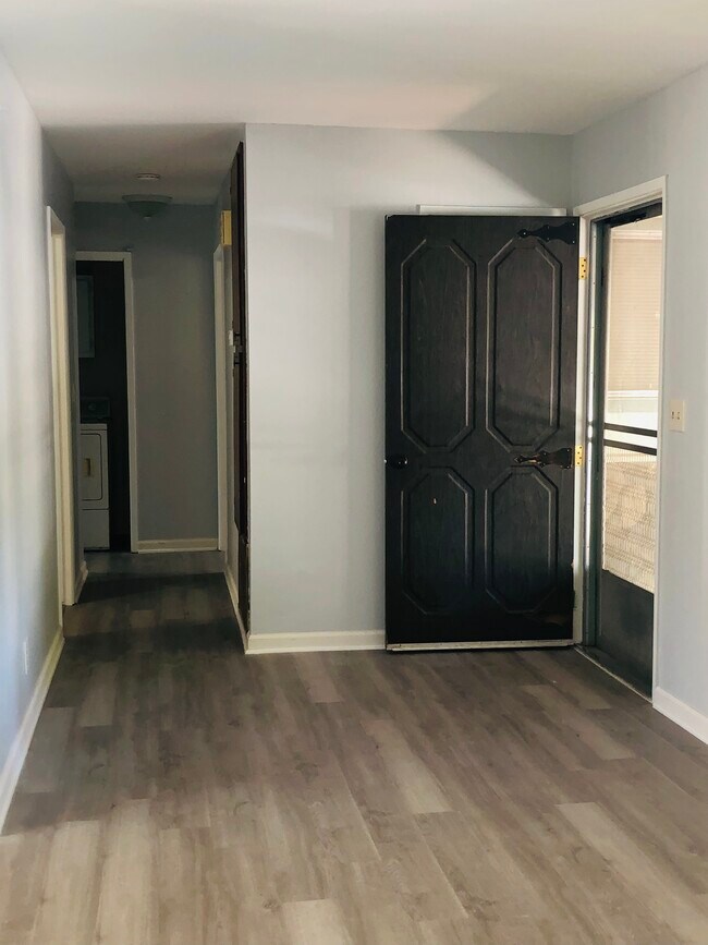 Hallway/front door - 968 Cyndi Cir