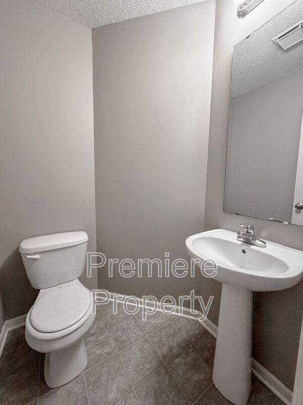 Building Photo - 264 N Hedge Ln