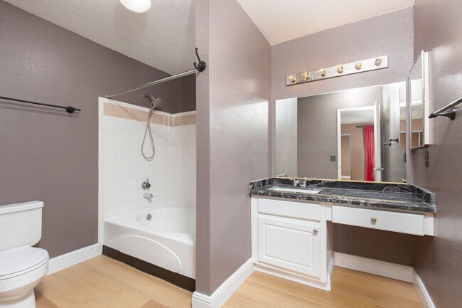 Building Photo - Remodeled 2nd floor unit in gated NW community