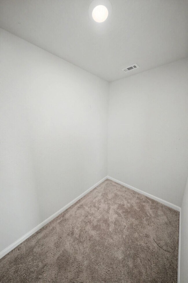 Building Photo - 3037 Beringer Blvd