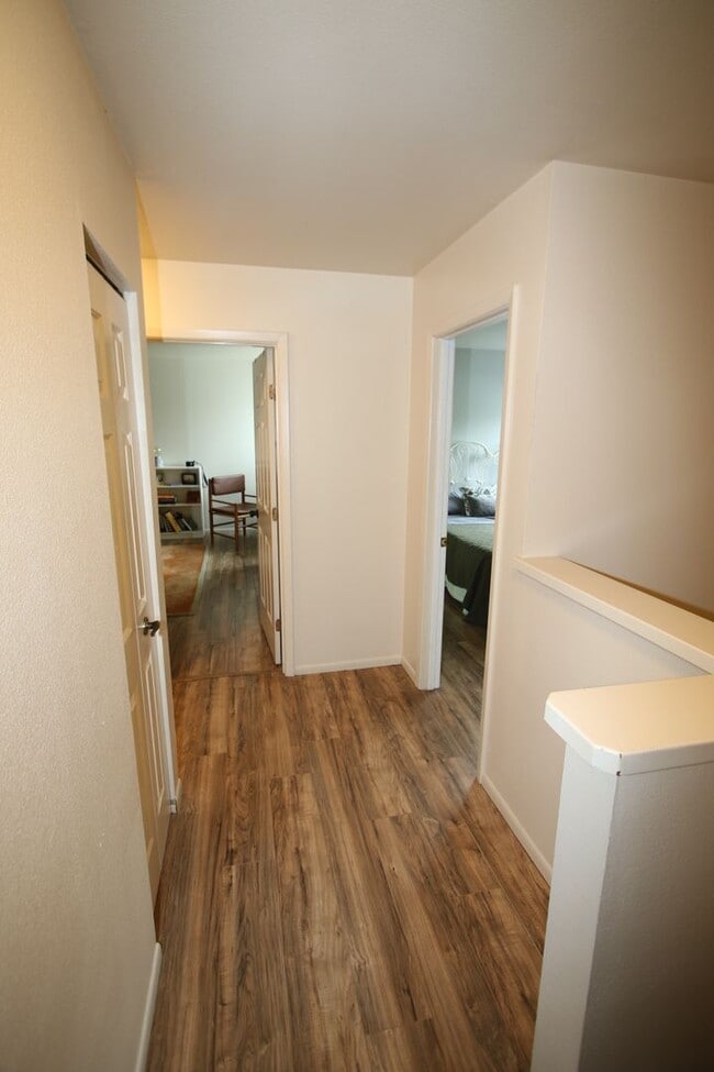 Building Photo - 3 Bedroom Townhouse!