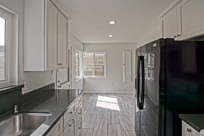 Building Photo - 11864 Manor Dr