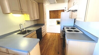Building Photo - 10460 Davison Ave