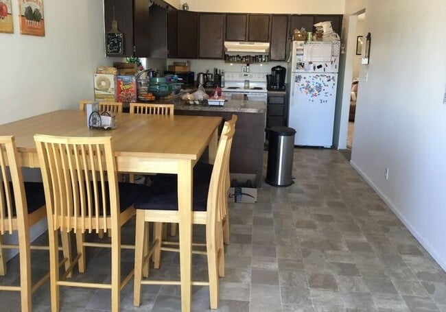 Building Photo - 2 Bedroom/2 Bath Duplex with Attached Gara...
