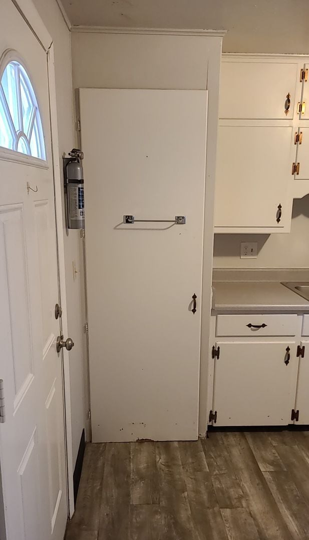 Building Photo - Updated 2 Bedroom Apartment with Private P...
