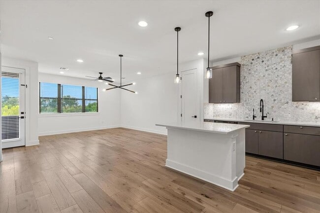 Building Photo - 315 Holton Dr