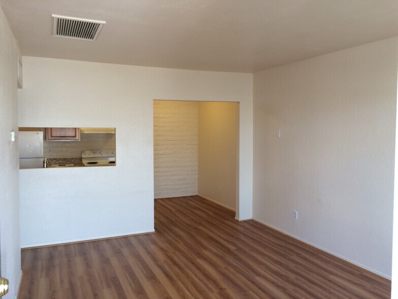 Building Photo - 923 N Swan Rd