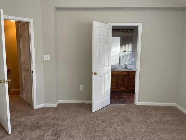 Building Photo - UPDATED TOWNHOUSE IN FREDERICKSBURG - CLOS...