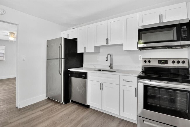 Building Photo - 2425 Anastasia Dr