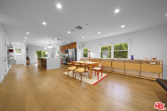 Building Photo - 848 N Las Palmas Ave