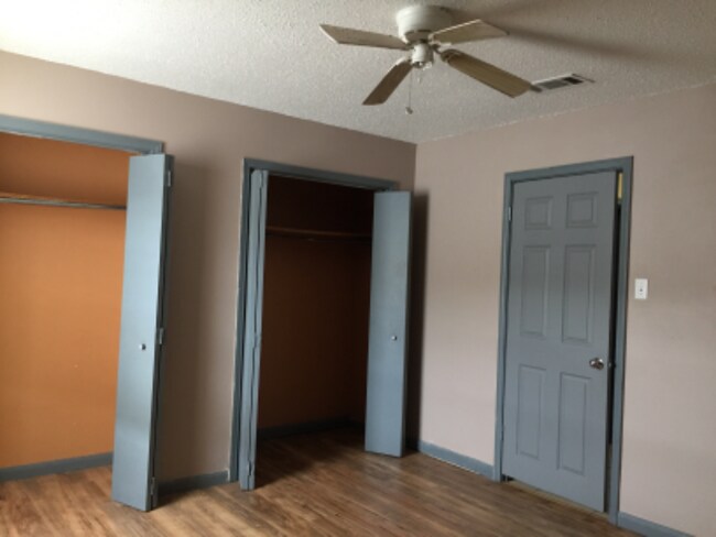 Building Photo - 2913 E St Bernard Hwy