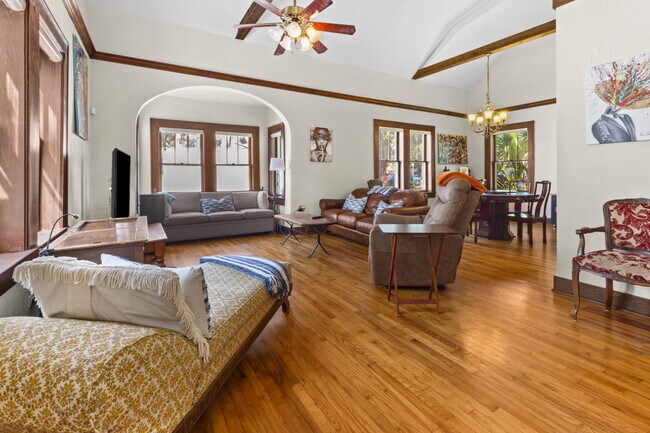 Primary Photo - 204 NE 3rd Ave