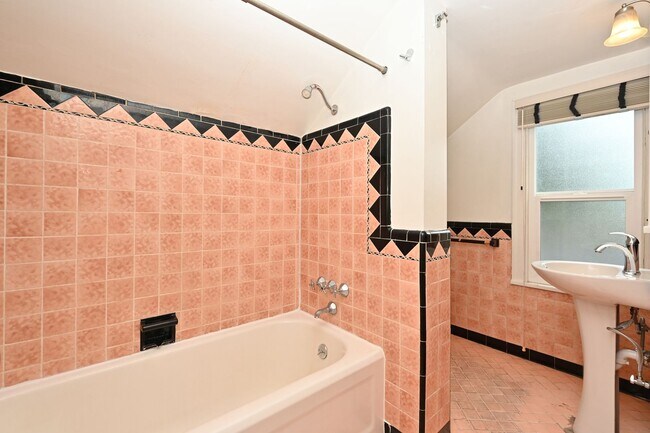 Building Photo - 1509 10th Ave W