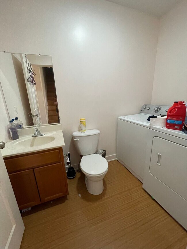 Building Photo - **AUGUST 2027** 3 Bedroom 3.5 Bathroom House