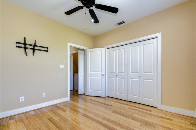 Building Photo - Modern 3 Bedroom // 3.5 Bathroom in the He...