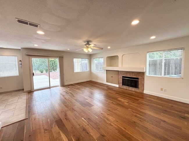Building Photo - Stunning Four Bedroom Three Bathroom Home in Folsom