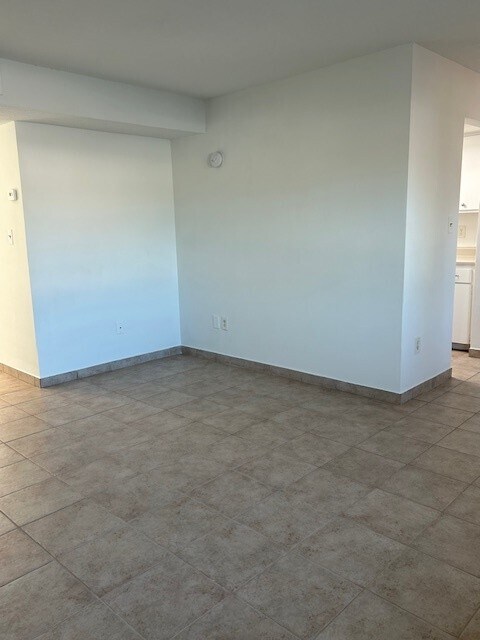 Building Photo - 411 S Nimbus Ave