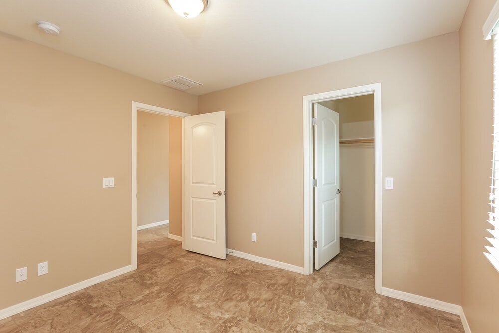 Building Photo - 5809 S 27th Ln