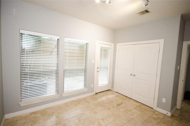Building Photo - 3802 Center Plaza Dr