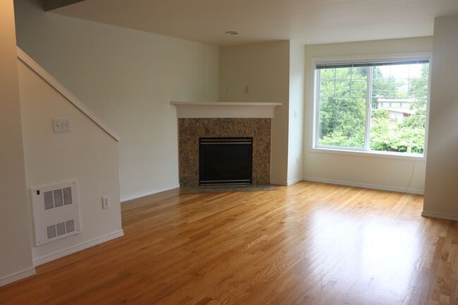 Building Photo - Beautiful 2 Bed/2 Bath Townhouse in Pinehu...