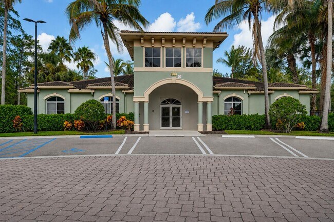 Building Photo - 350 Crestwood Cir