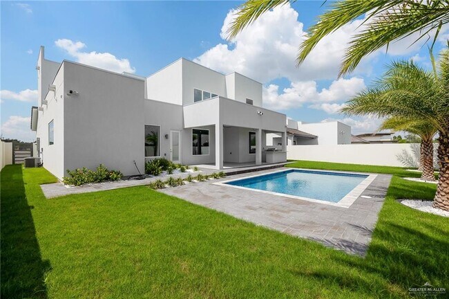Building Photo - 2416 Thames Dr