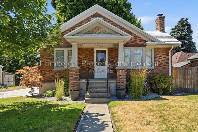 Building Photo - 1210 S Maple St