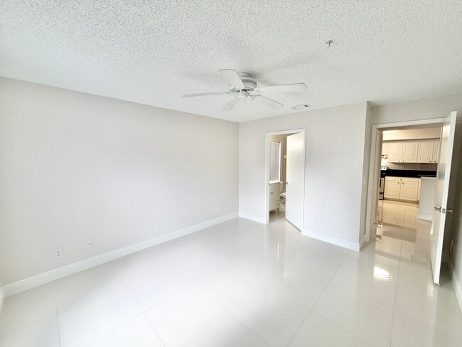 Building Photo - ** IBIS CLUB ** 1 BED / 1 BATH - CONDO - GATED COMMUNITY - SMALL PET OK! - ANNUAL RENTAL