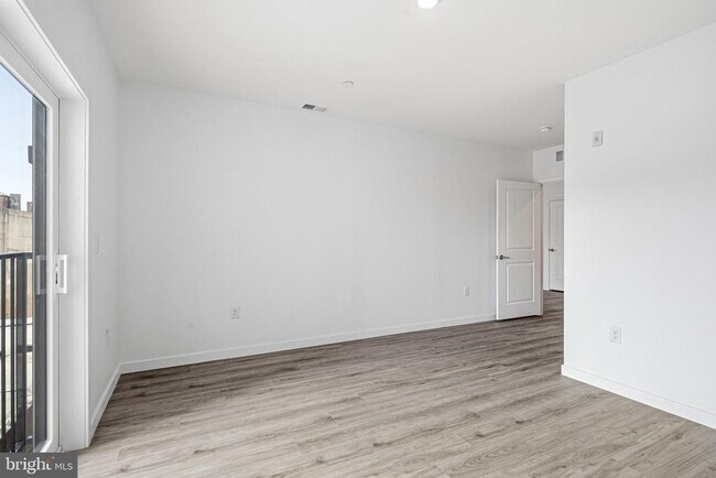 Building Photo - 915 N Broad St