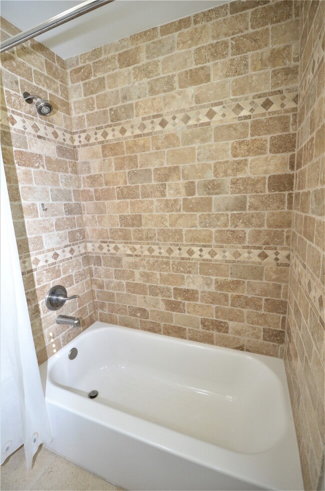 Building Photo - 1945 Coulcrest Dr