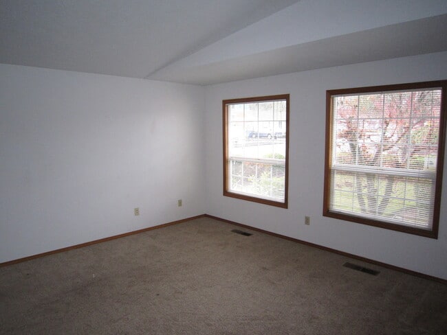 Building Photo - Three Bedroom in South Salem
