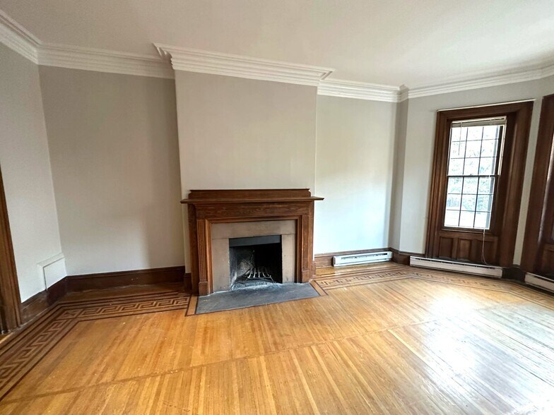 Building Photo - 32 Gloucester St