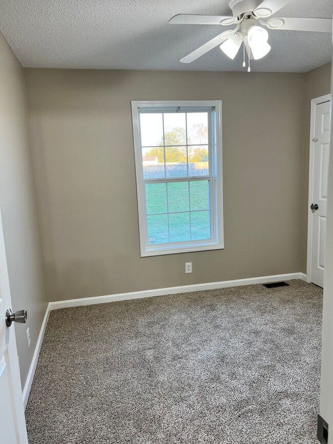 Building Photo - Three Bedroom in Oak Grove