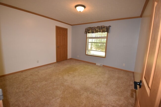 Building Photo - Country Home Available in Greenfield