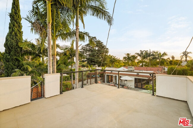 Building Photo - 826 N Kilkea Dr