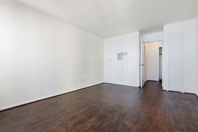 Building Photo - 6030 N Sheridan Rd