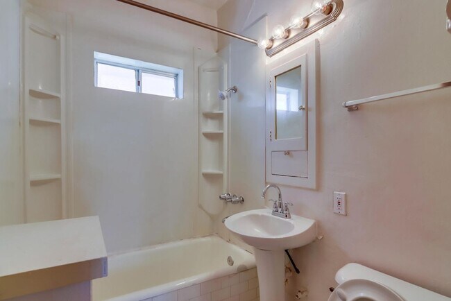 Building Photo - Charming Top Floor 1-Bedroom Apartment in ...