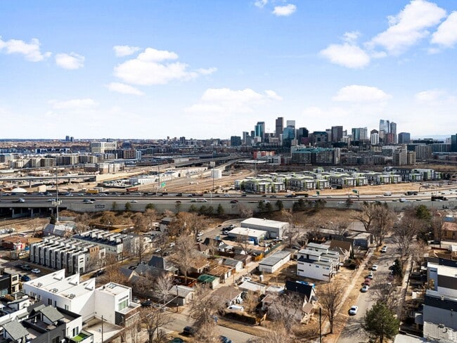 Building Photo - Modern 3BD, 4BA LoHi Townhome with Large Balcony and 2-Car Garage