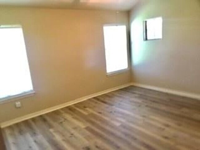 Building Photo - Cottages at Lake Creek / Freestanding One ...