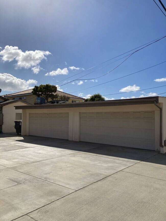 Building Photo - 3811 Green Ave