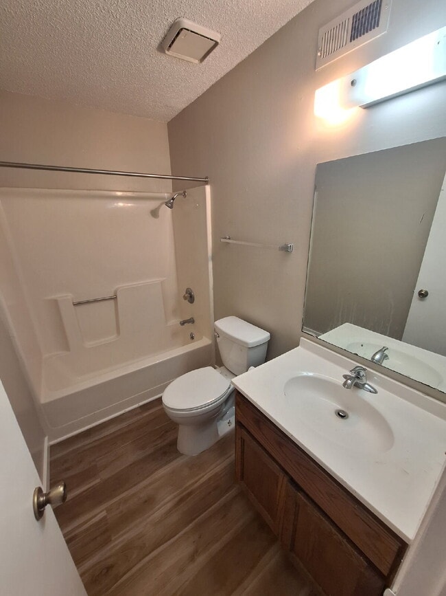Building Photo - "Charming 2-Bed Apartment with Full Bath in Wichita's Heart!"  Hurry! Limited-Time Special: NO AP...