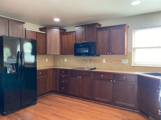 Building Photo - Start a Lease by 2/28/25 and pay $2,800 fo...