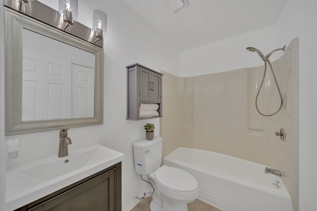 Master Bath - Attached to Master Bed - 916 Starling Dr