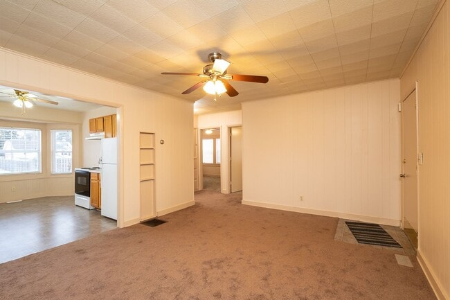 Building Photo - Charming Home in Convenient Location!