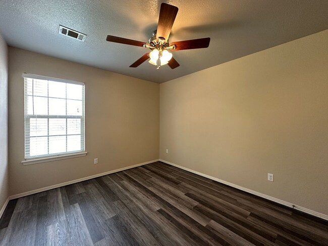 Building Photo - * Move-In Special * Gorgeous 3 bedroom 2 b...