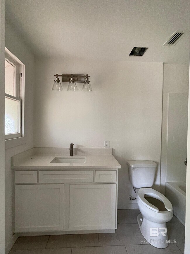 Building Photo - 216 W Rose Ave