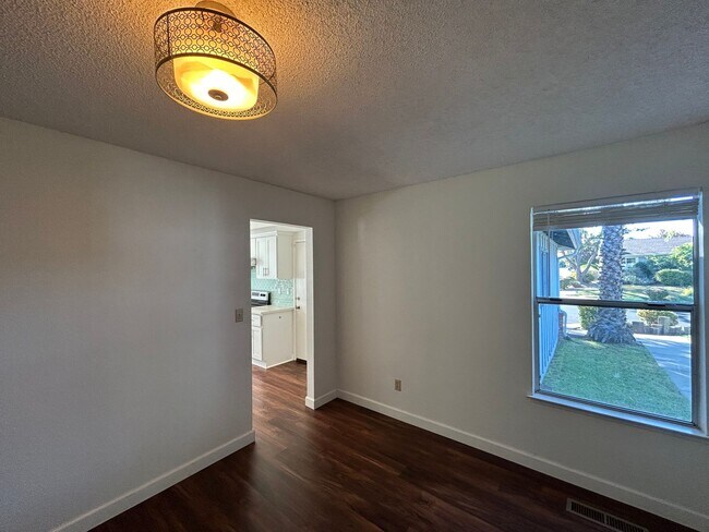 Building Photo - Updated 4-Bedroom Single-Story Home in Con...