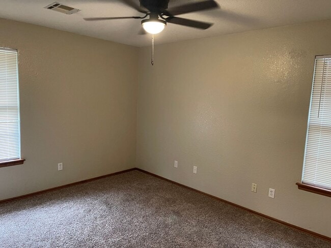 Building Photo - 3 bed, 2 bath w/ 2 car garage home for ren...