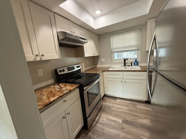 Building Photo - 2/1 UPDATED UNIT in a Triplex