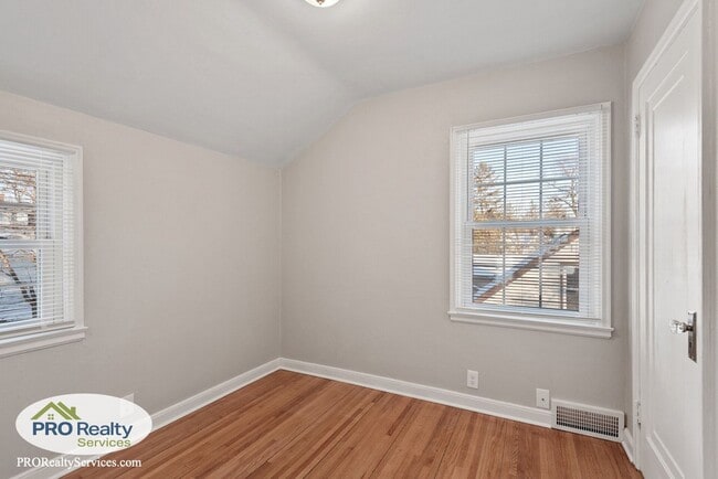 Building Photo - 3 Bedroom Home in North St. Paul